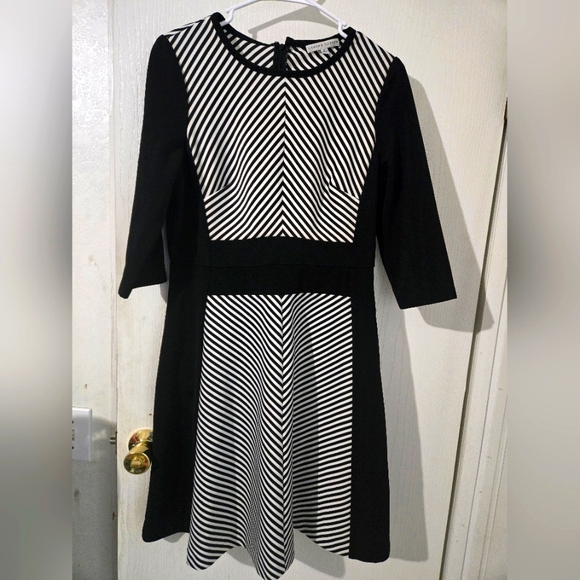 Size 12 Sandra Darren Elegant Black and White Striped Dress - Picture 1 of 7